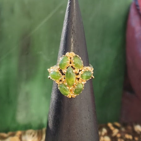 Floral vintage ring with a cluster of green jade stones set in yellow gold