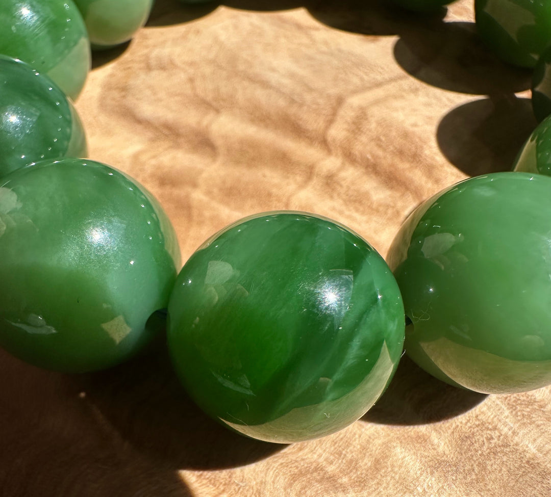 Green 18mm AA Siberian bead bracelet arranged in a circle