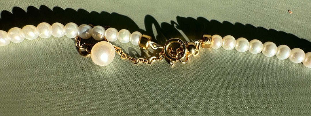 Siberian and Pearl Necklace featuring a large central pearl charm and gold clasp