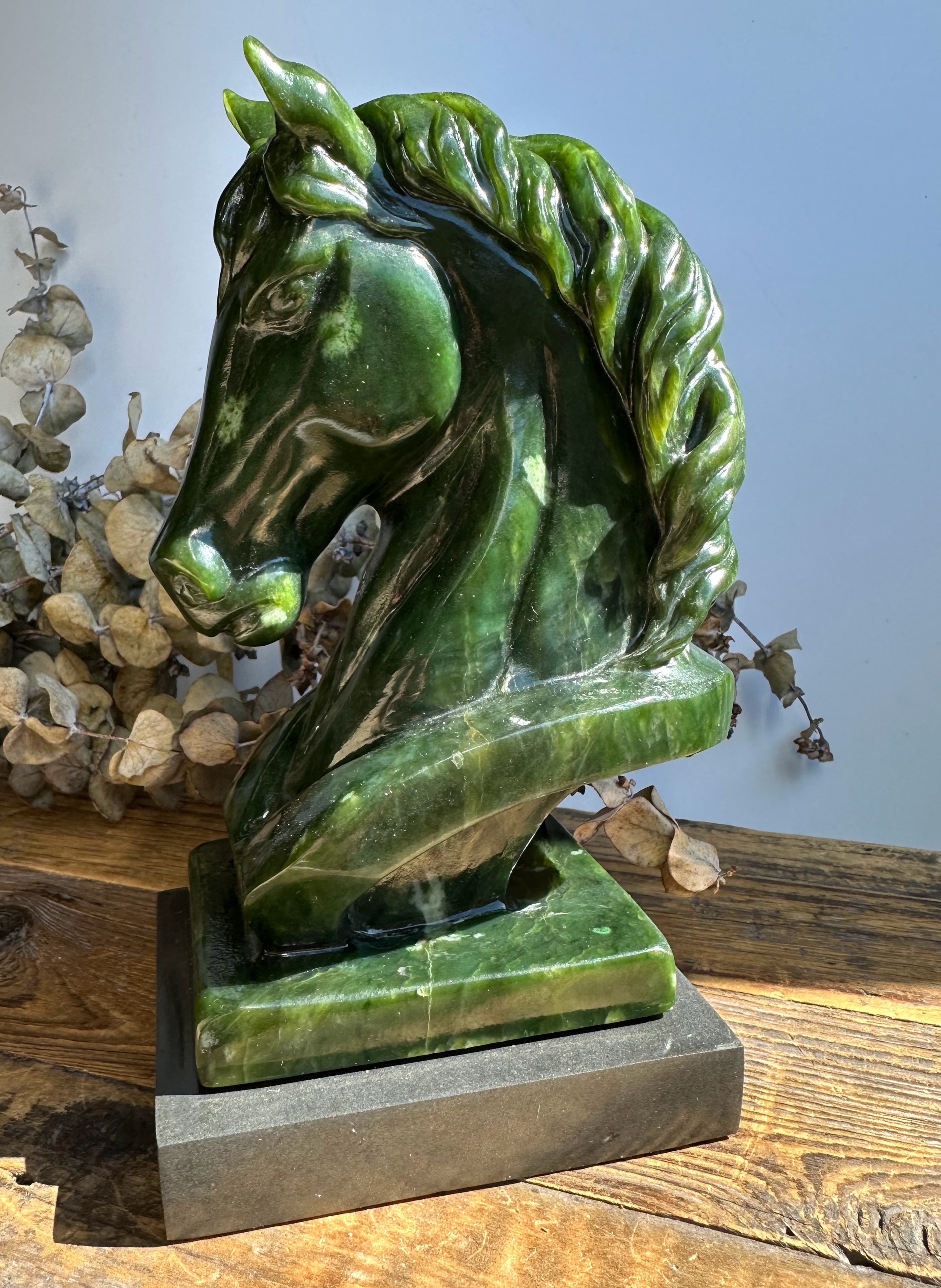 翡翠 馬の彫刻 木製台座付き GREEN JADE (ジェイド) Horse Prancing – Jade Mine