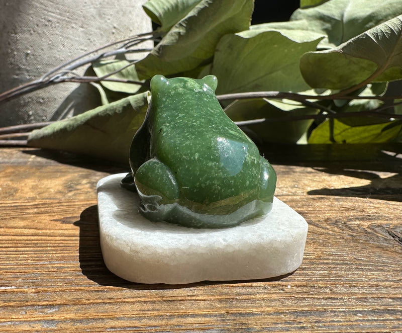 Canadian Jade Frog on marble base - 1.5"