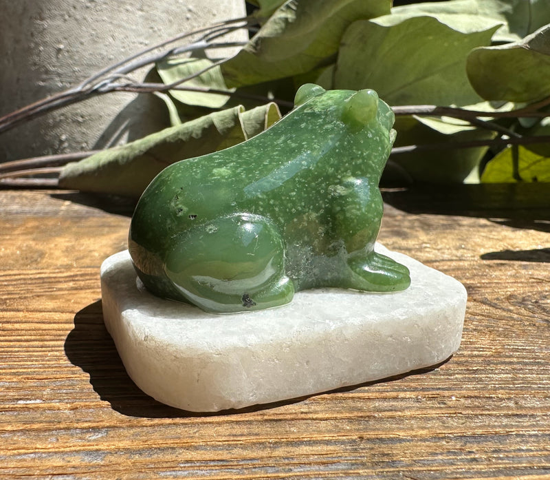 Canadian Jade Frog on marble base - 1.5"