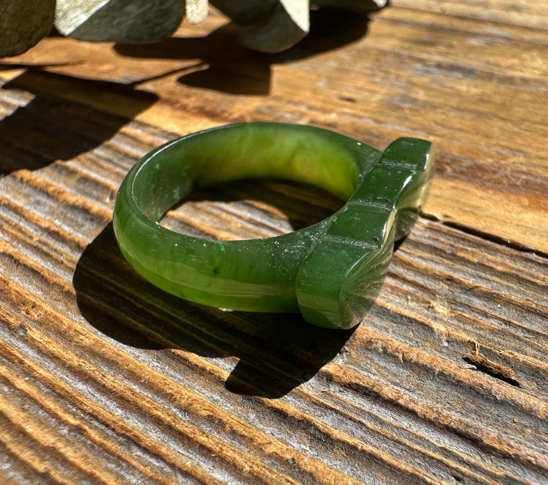 Side view of green jade hearts band ring showing the scalloped heart edges along the band.