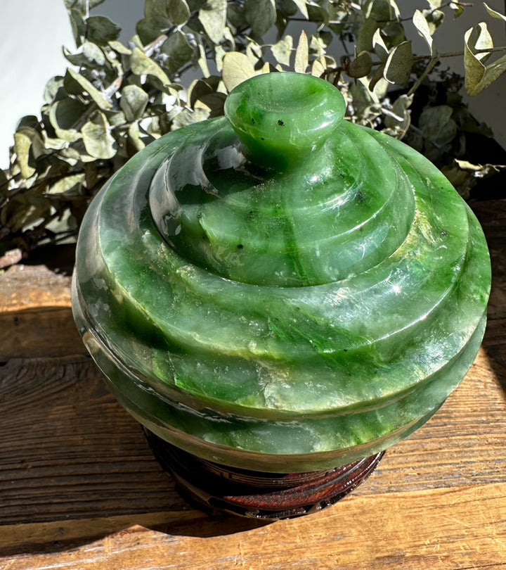 Close up of the green jade pot lid with rounded knob and natural striations