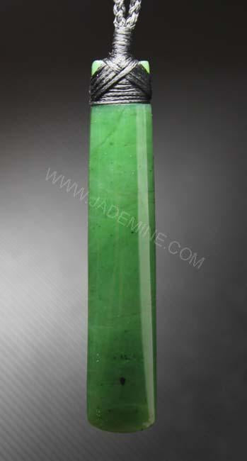 Green pendant with a grey background